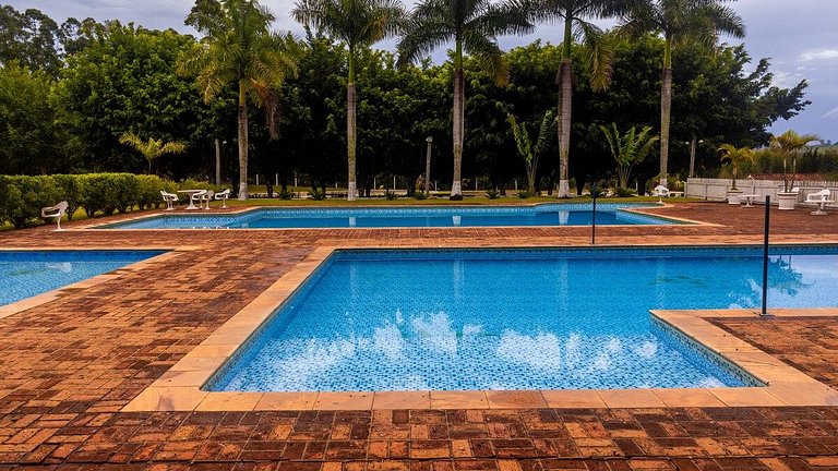 Fazenda Com Piscinas e Natureza Exuberante!