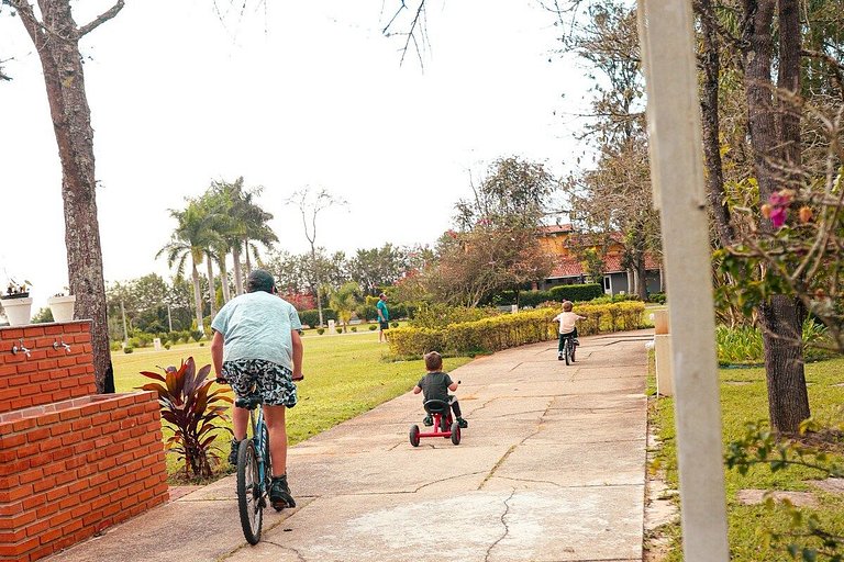 Fazenda Com Piscinas e Natureza Exuberante!